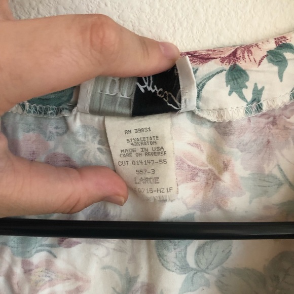 vintage floral crop top with button detail - Picture 6 of 6